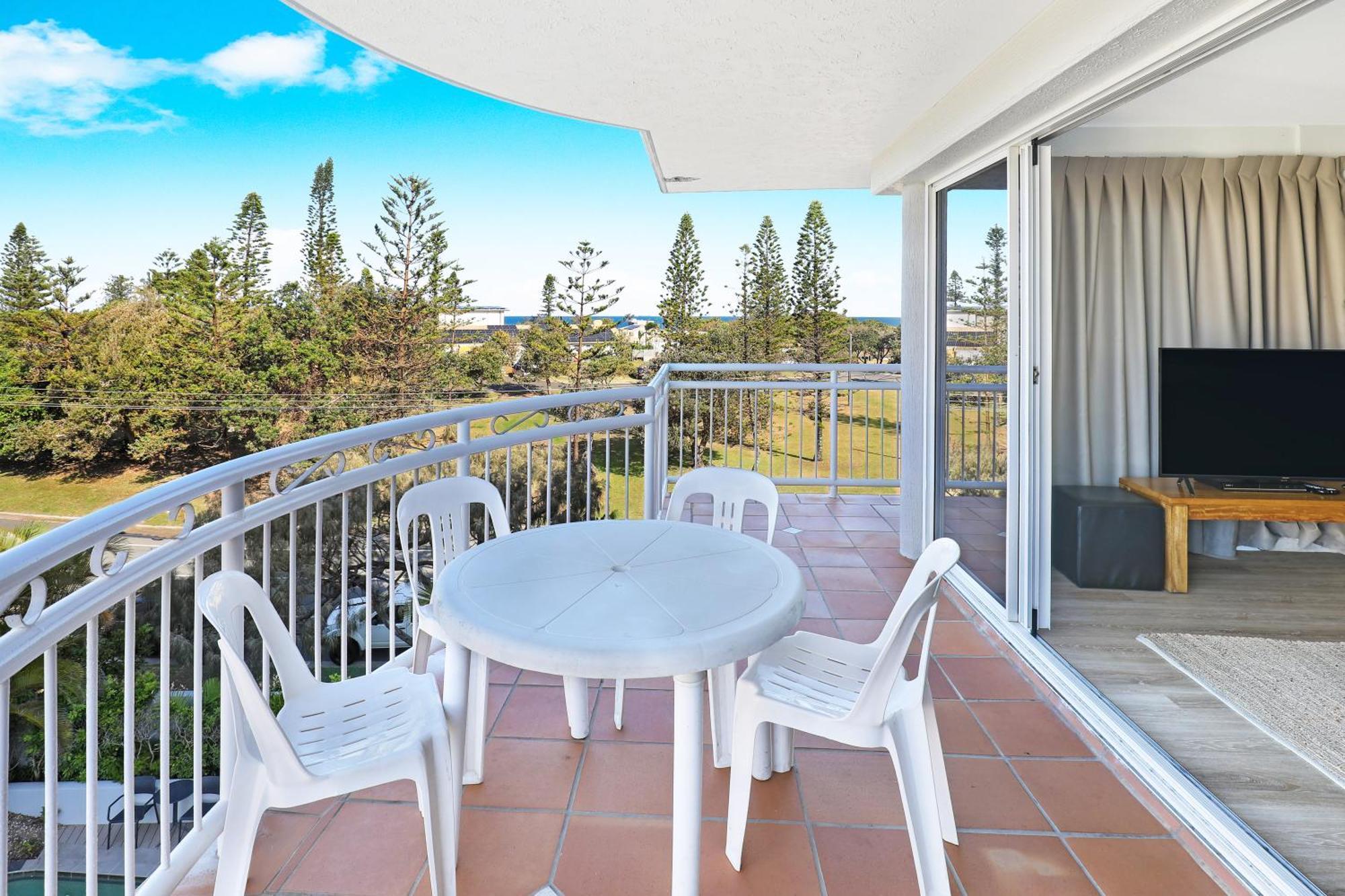 Beachside Kawana Waters Resort 4*