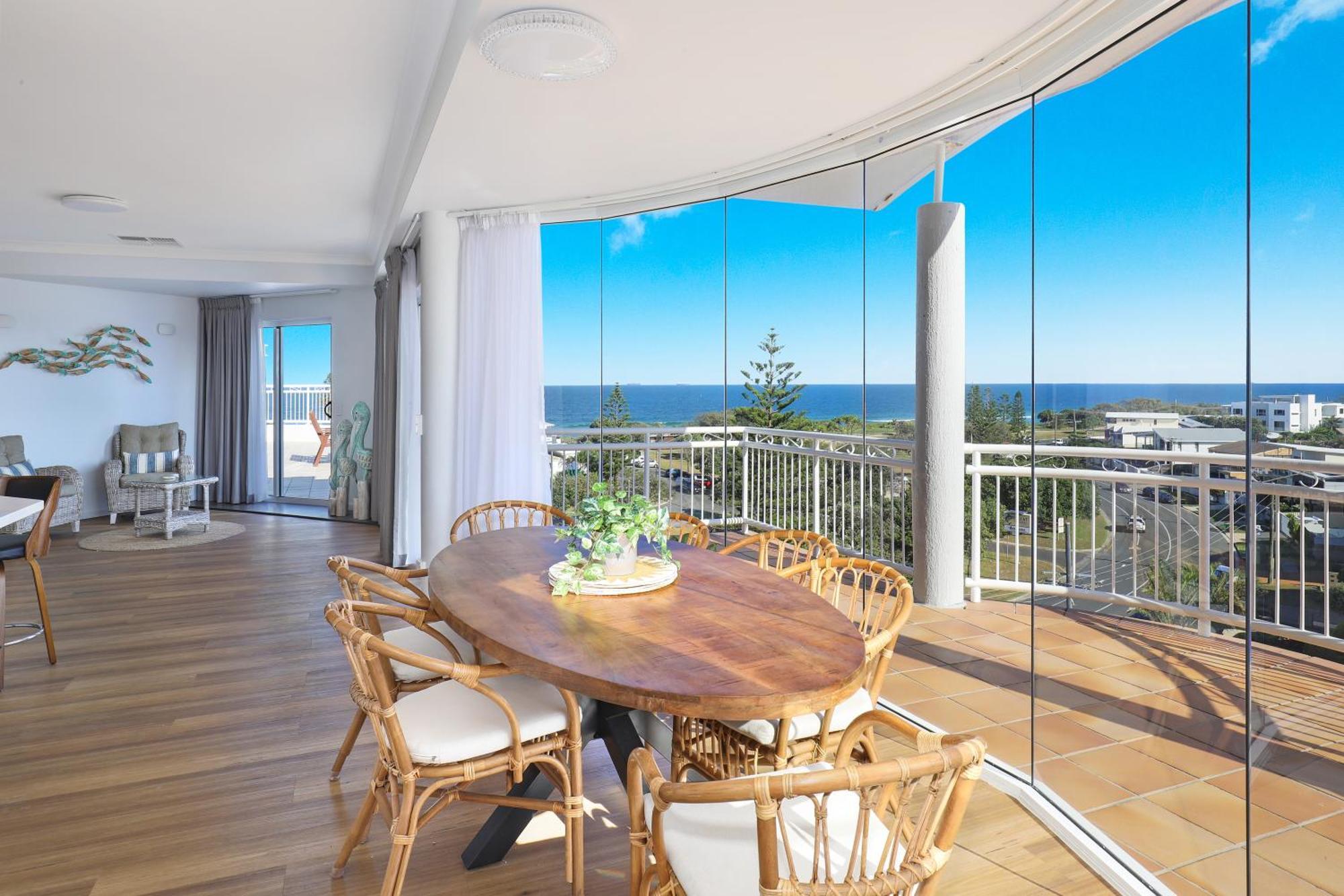 Resort Beachside Kawana Waters 4*